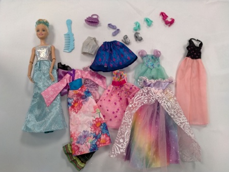 LOT BARBIE + VETEMENTS