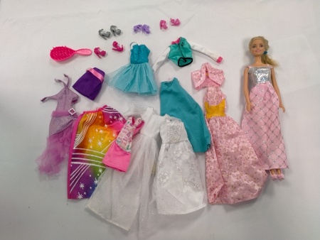 LOT BARBIE + VETEMENTS