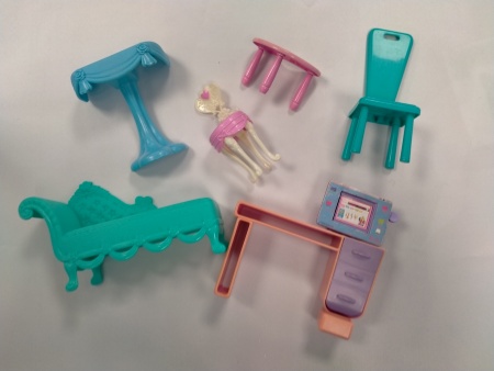 LOT DE MOBILIER POUR POUPEE