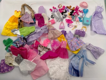 LOT VETEMENTS DE BARBIE